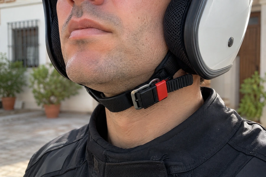 Imagen de la pregunta: ¿Cuántos puntos pierde el conductor responsable por no utilizar el casco obligatorio o llevarlo mal abrochado?