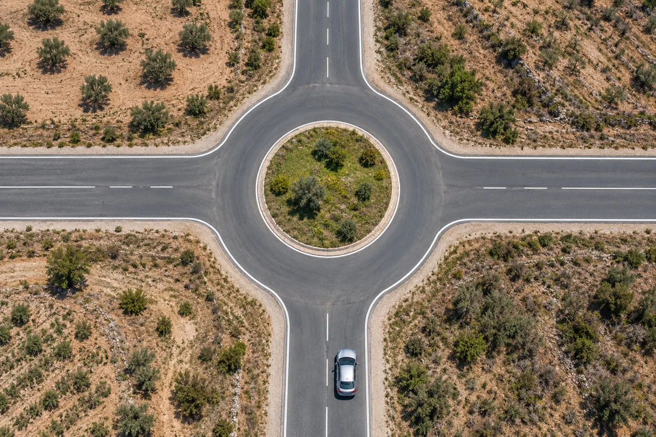 Imagen de la pregunta: La próxima intersección es una glorieta. ¿Puede realizarse allí un cambio de sentido?