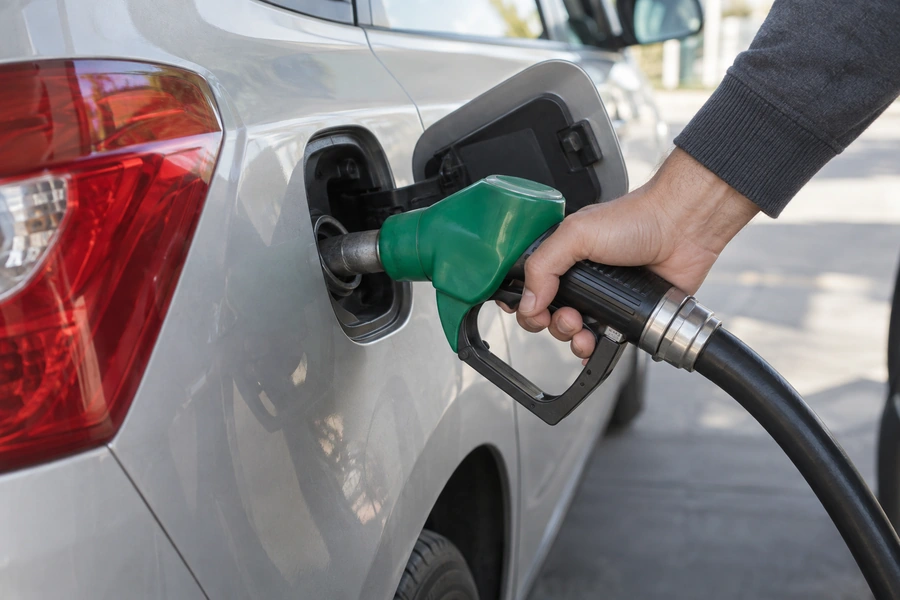 Imagen de la pregunta: Mientras se reposta combustible, ¿qué equipos deben permanecer apagados?